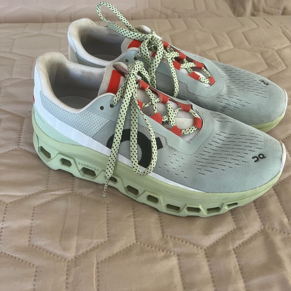 On Running Women’s Cloudmonster Size 7. Good preowned condition.